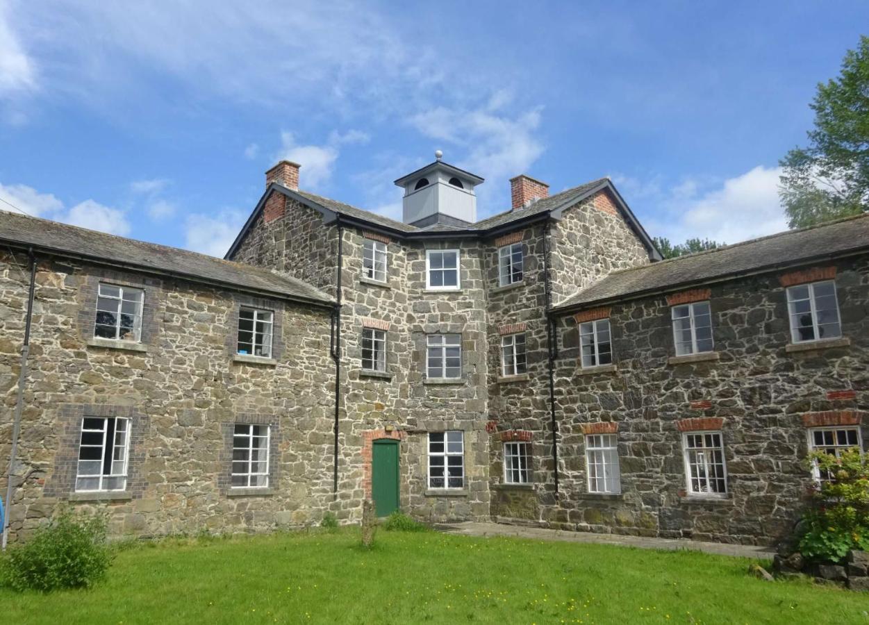 Llanfyllin Workhouse - Y Dolydd Vandrarhem Exteriör bild